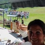 Agathe et une serveuse pendant un évènement au grizzli