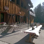 Buffet sur la terrasse pour un évènement au Grizzly