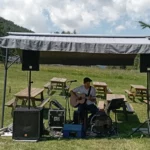 Musicien guitare lors d'un évènement au Grizzli