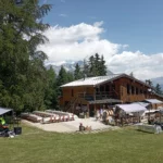 Vue d'ensemble du chalet du restaurant d'altitude le Grizzli à la Norma lors d'un évènement mariage baptême anniversaire