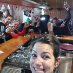 Agathe et les clients derrière le bar du restaurant à l'intérieur.