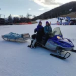 Agathe et Julie sur un scooter pour approvisionner le restaurant